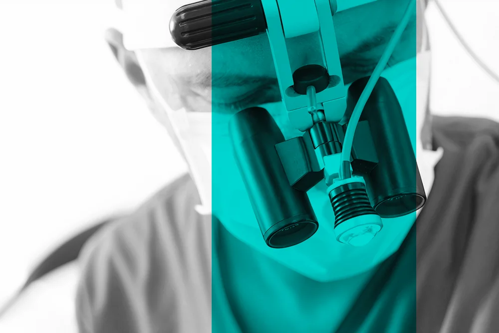 Zahntechniker stellt im Meisterlabor Implantat her in Praxis Köln