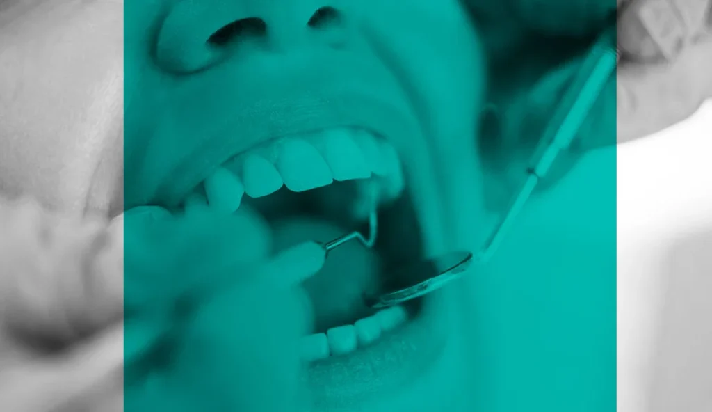 Zahnarzt führt Parodontitistherapie in Kölner Praxis durch