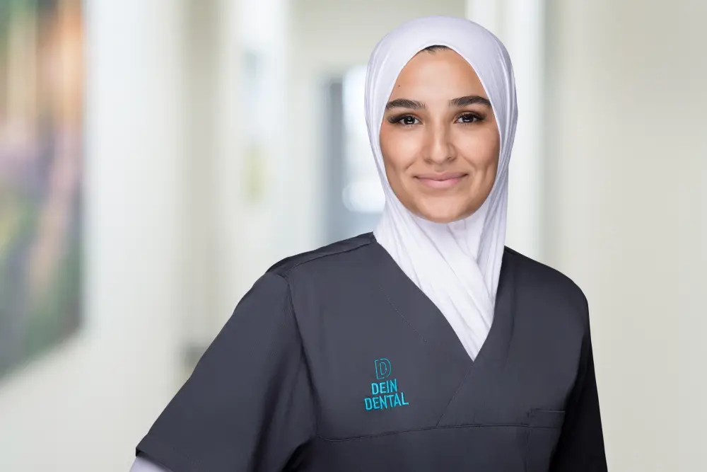 ZFA Auszubildende Nassira El-Abdouni in Zahnarztpraxis Köln